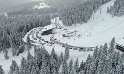 Tatili fırsat bilenler buraya akın etti! Kayak merkezinde uzun kuyruklar oluştu