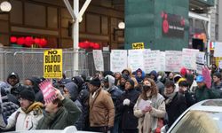 Times Meydanı’nda binler toplandı: ABD’ye Venezuela çağrısı