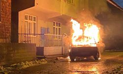 Yenice’de park halindeki otomobil alev alev yandı