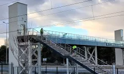 Başkent’in yaya üst geçitlerinde kar temizliği