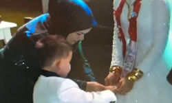 Önce eniştesini çekti, sonra ablasını alnından öptü: Görüntüler olay oldu