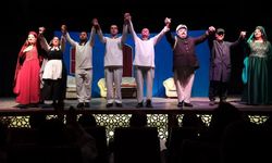 Elmadağ’da Tiyatro Gecesi: “Gemilerde Talim Var” Seyirciyle Buluştu