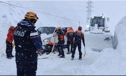 Hakkari'de çığ faciası: Araç içindeki 2 kişi kurtarıldı