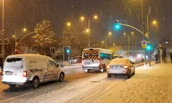 İstanbul’da kar trafiği kilitledi: Ağır taşıt ve kuryelere yasak