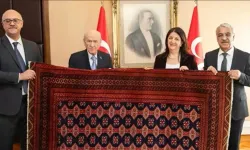 Gündeme bomba gibi düştü: Bahçeli, Öcalan'ın gönderdiği kilimi kabul etti!