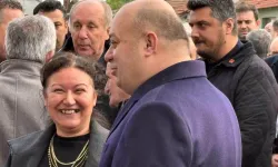 Cenaze töreninde kızdıran görüntü: Belediye başkanının gülüşmesi tepki topladı!