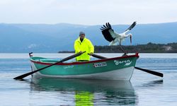 Afrika'dan Uluabat'a: Leylek Yaren Adem Amca'nın teknesine geldi!