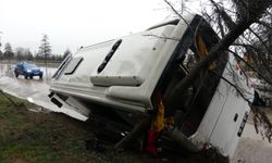 Askeri nakil minibüsü devrildi: Çok sayıda yaralı var!