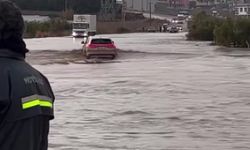 Adana’da sağanak sonrası yol göle döndü, TOGG suların içinden geçti