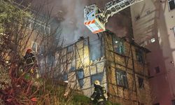 İzmit’te ahşap bina alev alev yandı: Yapı küle döndü