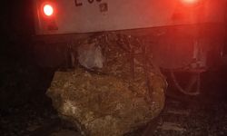 Kaya düştü tren raydan çıktı yolcular apar topar tahliye edildi