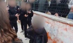 Okul önünde akran zorbalığı kameraya yansıdı: Diz çöktürüp zorla özür dilettiler!