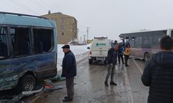 Hakkari’de belediye otobüsü ile yolcu minibüsü çarpıştı: Çok sayıda yaralı var!