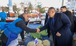 Mesut Özarslan'ın pazar ziyaretine vatandaşlardan yoğun ilgi: "Sen neredeysen biz oradayız"