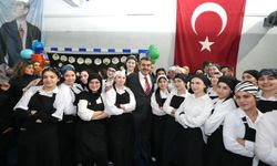 Bakan Tekin Ankara'da öğrencilerle aynı sofrada iftar yaptı