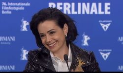 Merve Dizdar'ın tavrı tepki çekmişti... Özgü Namal ödül töreninde Türkiye'yi satmadı!