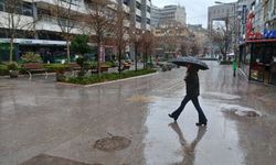 Ankara'da hava aniden değişti: Sakarya Caddesi'nde yağmur etkili oldu