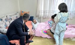 Başkan Ertuğrul Çetinden evinden çıkamayan hastalara anlamlı ziyaret