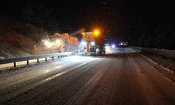 Kastamonu’da yoğun kar ulaşımı felç etti: Araçlar yolda mahsur kaldı