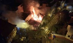 Üsküdar’da tarihi metruk binada yangın: Alevler bitişikteki yapıya sıçradı