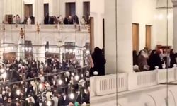 Fatih Camii’nde kadınlar erkeklere başörtüsü attı, akıllara Selahaddin Eyyubi geldi!