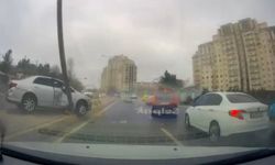 İstanbul’da korku dolu anlar: Elektrik direği yola devrildi, sürücü saniyelerle kurtuldu