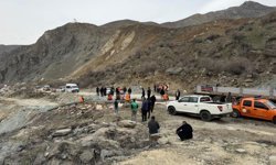 Van-Hakkari yolunda tehlike sürüyor: Heyelan ulaşımı kilitledi!