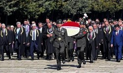 Ankara'da anlamlı tören: Anayasa Mahkemesi heyeti Anıtkabir'de