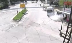 Amasya’da alkollü sürücü dehşeti: Durak yerle bir oldu iki genç kız saniyelerle kurtuldu