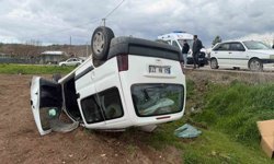 Eskişehir'de can pazarı! Takla atan panelvan tarlaya ters çakıldı