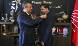 Arif Kocabıyık CHP’ye katıldı: Rozetini Özgür Özel taktı