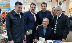 Gültekin Uysal Ankara Kitap Fuarı’nı ziyaret etti: Yazarlarla ve okurlarla buluştu