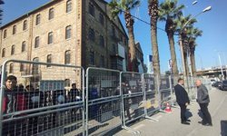 İzmir’de “Meslek Fabrikası” krizi: Polis ablukasıyla tahliye başlatıldı