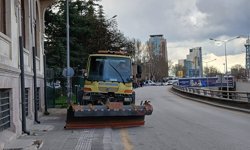 Nisan ortasında kış geri döndü: Ankara'da kar ve buzlanmaya karşı ekipler sahaya indi!