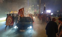 Galatasaray'ın şampiyonluğunu Fenerbahçe’nin maket tabutu ile kutladılar