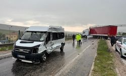Ankara'da feci kaza: Tır karşı şeride geçti, işçileri taşıyan minibüs hurdaya döndü!