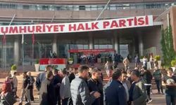 CHP Genel Merkezi'nde olağanüstü hareketlilik: Valizlerle gelenler, basına saldıranlar...