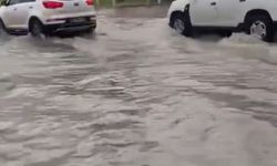 Ankara’da sağanak hayatı felç etti! Caddeler göle döndü! | VİDEO HABER