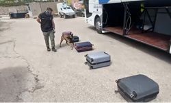 Hakkari’de yolcu otobüsüne narkotik operasyonu: Kıyafetlere emdirilmiş 12,5 kilo metamfetamin ele geçirildi