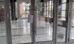 CHP Genel Merkezi’nde “Mutlak Butlan” kararı kapıya asıldı, arbede izleri temizleniyor