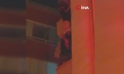 Ankara'da yürekleri ağza getiren olay: Baş aşağı balkondan sarktı, imdadına polis yetişti!