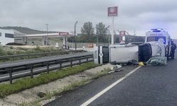 Eskişehir’de korkutan kaza: Islak yolda kontrolden çıkan araç yan yattı!