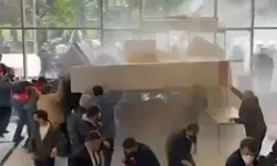 CHP Genel Merkezi’ne polis müdahalesi: Biber gazıyla binaya girdiler