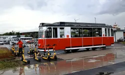 Scooterlar nostaljik tramvayı durdurdu