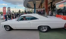 AVM girişinde sergi gibi görüntü: Klasik otomobile yoğun ilgi