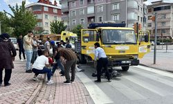 Kamyonetin altında kalan elektrikli bisiklette can pazarı: 3'ü çocuk 4 yaralı