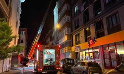 Esenyurt’ta 4 katlı binanın çatısında yangın paniği