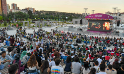 Çayyolu Yaz sahnesi'nde açık hava sineması keyfi: Ankaralılar "Dublör" filminde buluştu