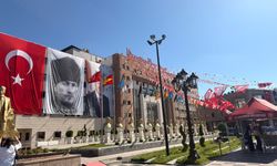 Keçiören Belediyesi önü AK Parti bayraklarıyla donatıldı!