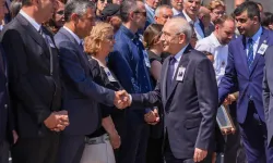 CHP’de kritik temas: Kılıçdaroğlu ve Özel cenaze töreninde tokalaştı